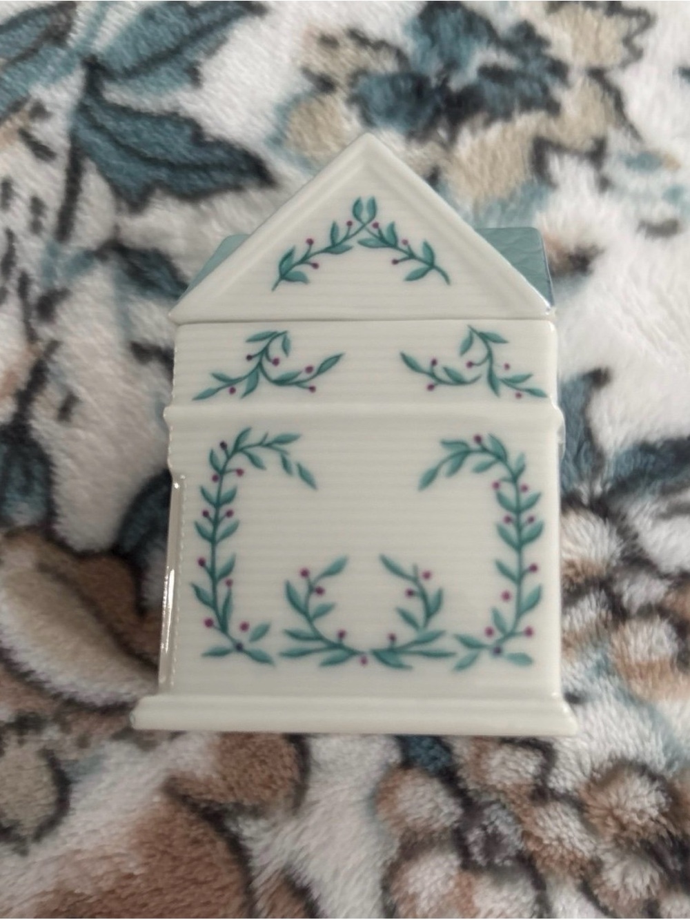 Lenox 1989 Porcelain Bay Spice House in Seafoam and White - Picture 4 of 9